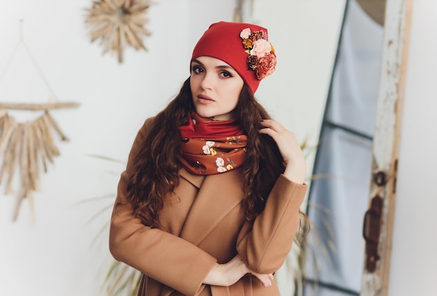 Surprise heureuse belle femme regardant de côté dans l'excitation fille de Noël portant tricoté chaud