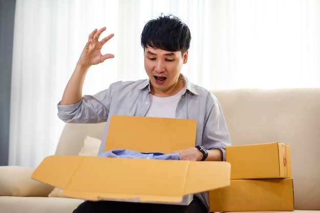 Surprise Homme Boîte à Colis En Carton Ouverte Dans Le Salon à La Maison, Achat Sur Boutique En Ligne