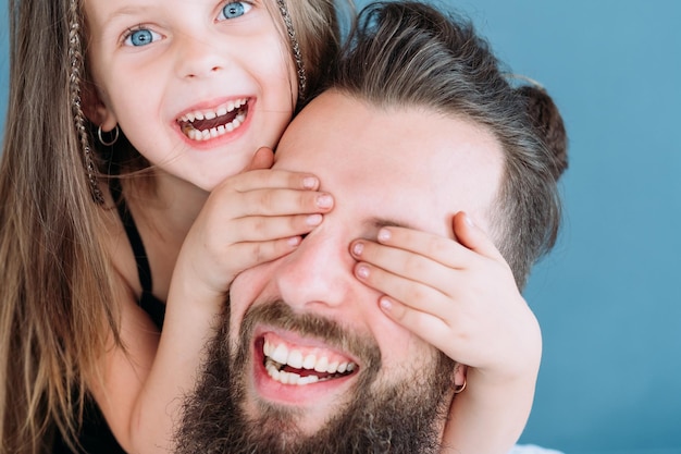 Surprise plaisir plaisir rire et famille heureuse loisirs parental bonheur et délice petite fille couvrant les yeux de papa par derrière