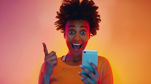 Surprise positive femme à la peau foncée pointe sur le téléphone intelligent dispositif suggère d'avoir c IA générative