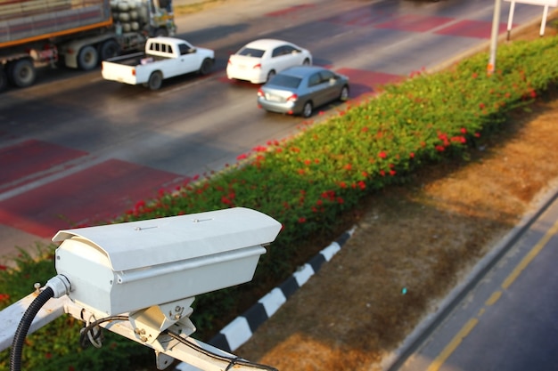 Photo la surveillance de la circulation fonctionne sur le transfert d'informations au contrôle de la circulation sur l'autoroute