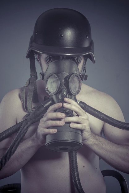 Survie, homme avec masque à gaz noir, concept de pollution et catastrophe écologique