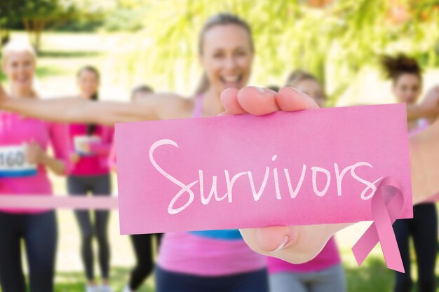 Photo survivantes contre des femmes souriantes qui courent pour la sensibilisation au cancer du sein