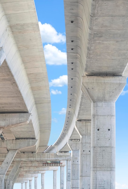 Survol de la structure des poteaux de fondation en construction contre le ciel bleu dans le cadre vertical