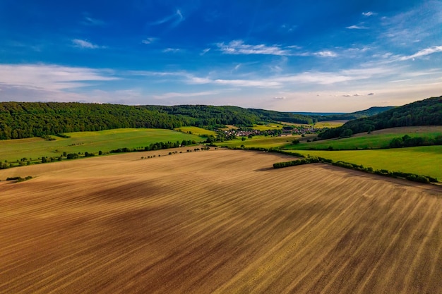 Survolant des champs dorés et des forêts verdoyantes Allemagne