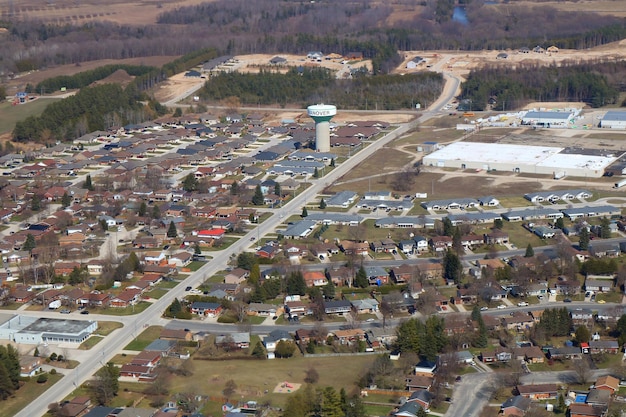 Survolant Hanovre, Ontario, Canada par une journée de printemps ensoleillée