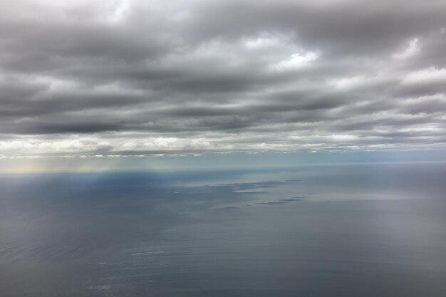 Survolant l'océan Pacifique par un matin nuageux