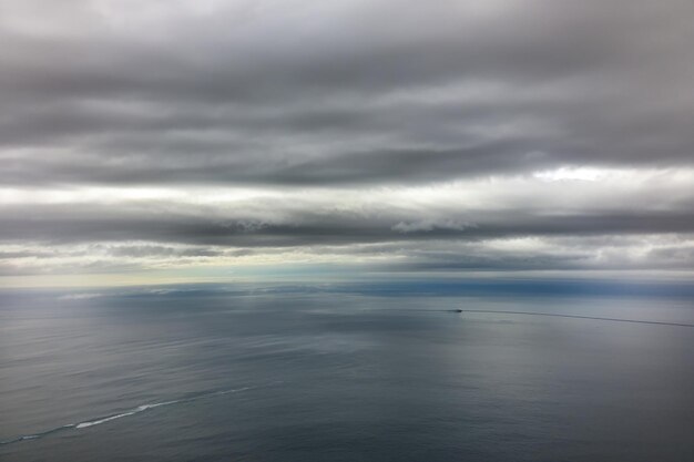 Survolant l'océan Pacifique par un matin nuageux