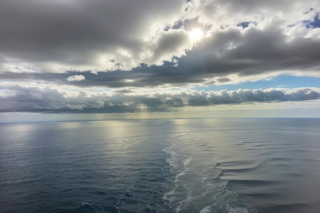 Survolant l'océan Pacifique par un matin nuageux