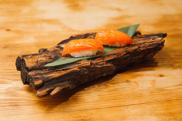 Photo sushi asiatique sur planche de bois