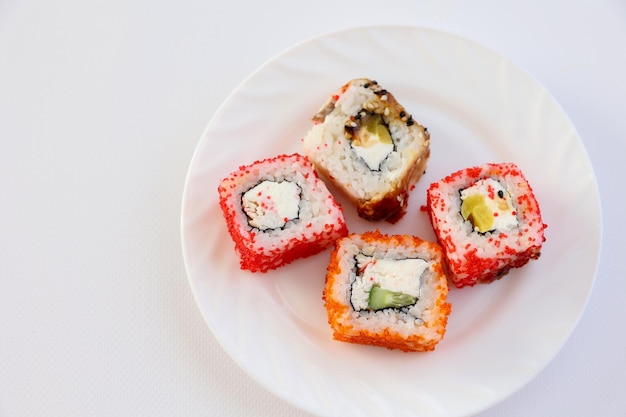 Sushi sur une assiette gros plan
