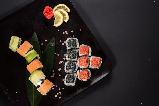 Sushi au caviar sur fond noir