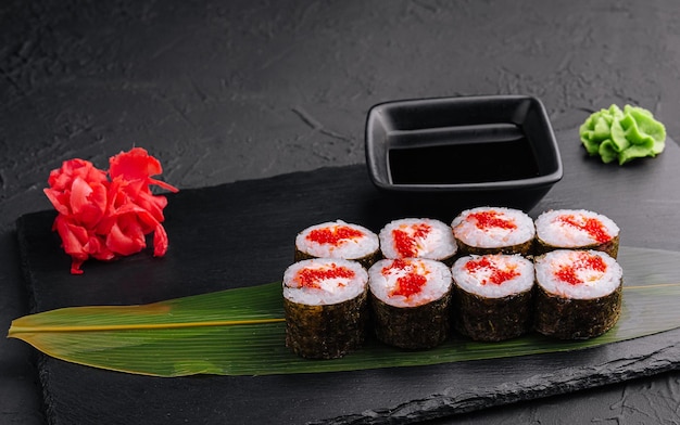 Sushi au caviar rouge sur pierre noire