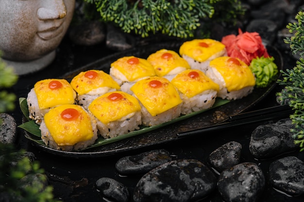 Sushi au fromage cheddar sur plaque noire avec curry jaune