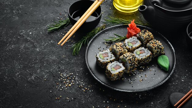 Sushi au poisson, sésame et wasabi. Sushis de la mer. Vue de dessus.