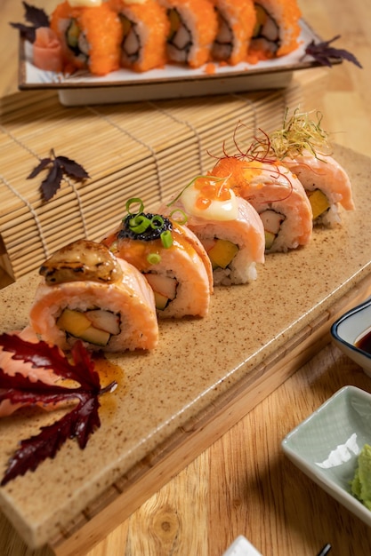 Photo sushi au saumon dans une boule de riz japonaise