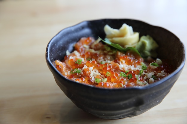 Sushi au saumon don sur fond de bois