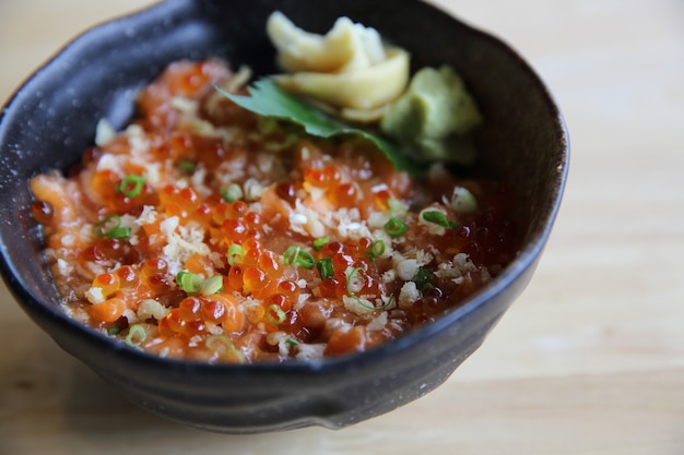 Sushi au saumon don sur fond de bois