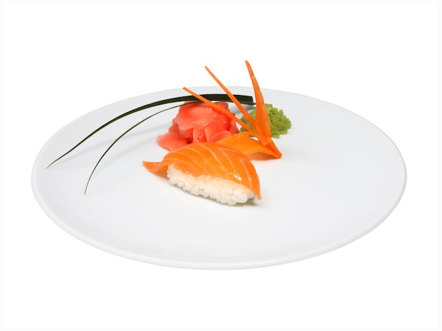 Sushi au saumon et gingembre mariné et wasabi sur une assiette ronde blanche