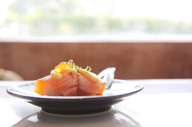 Sushi au saumon grillé