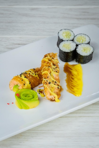 Sushi au saumon