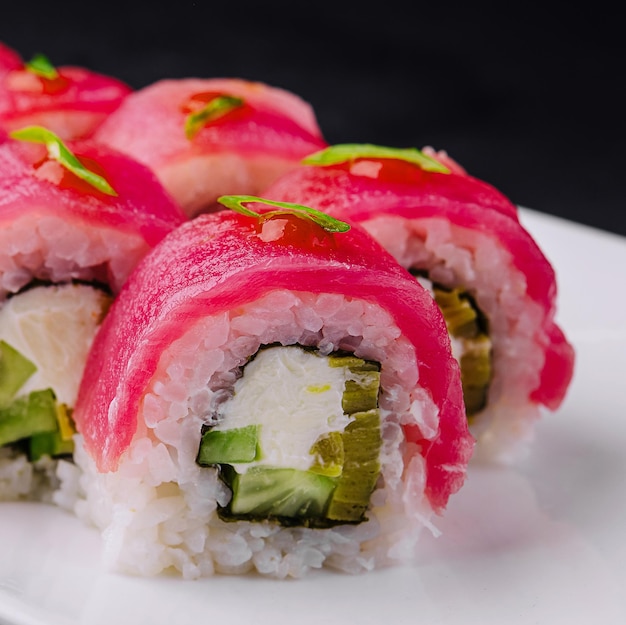 Sushi au thon Maki sur assiette blanche