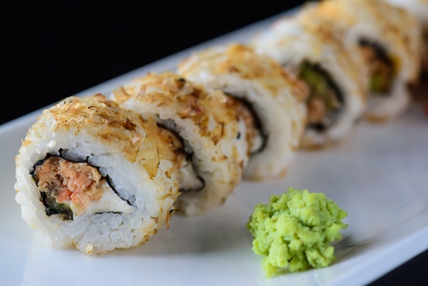 Sushi au thon sur une plaque blanche.