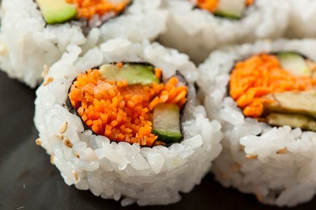 sushi aux carottes sur une assiette