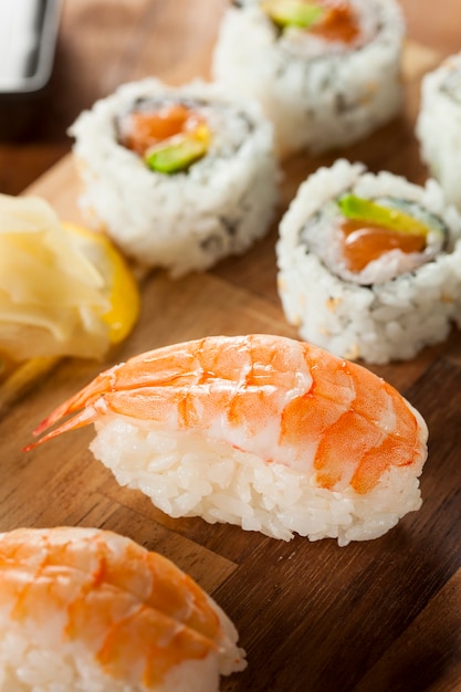 sushi aux crevettes sur une assiette