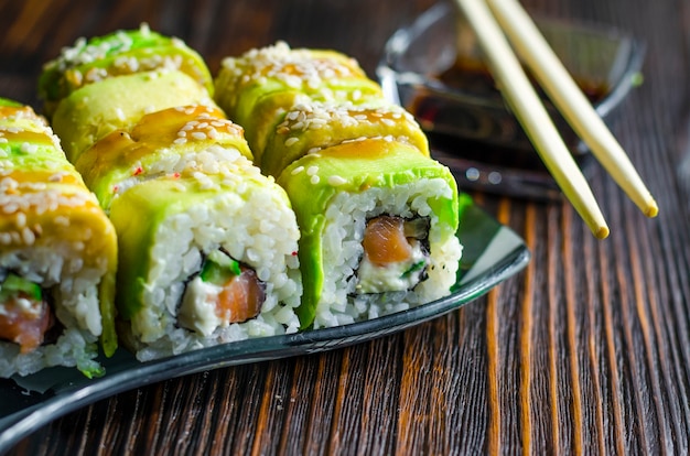 Sushi à l'avocat et saumon au fromage de philadelphie en gros plan