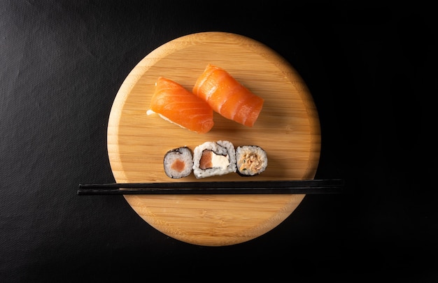 Sushi, Bel Arrangement De Sushi En Bois Sur Une Surface Sombre