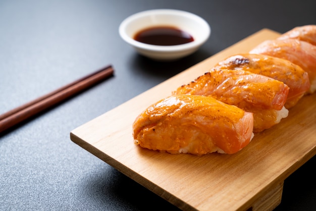 sushi brûlé au saumon