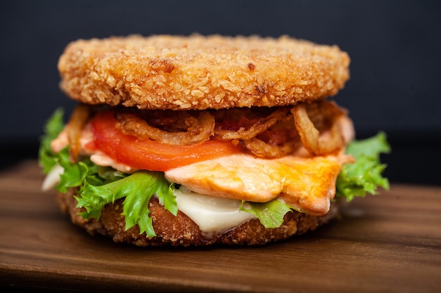 Sushi Burger avec une variété d&#39;ingrédients savoureux