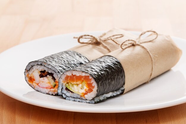 Sushi burrito - nouveau concept de cuisine tendance