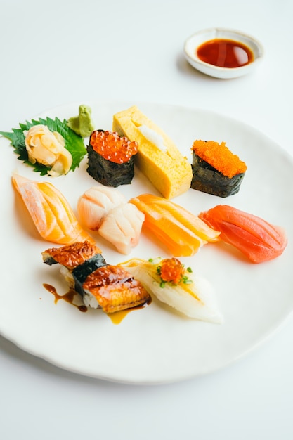 Sushi cru et frais de nigiri mis en assiette blanche