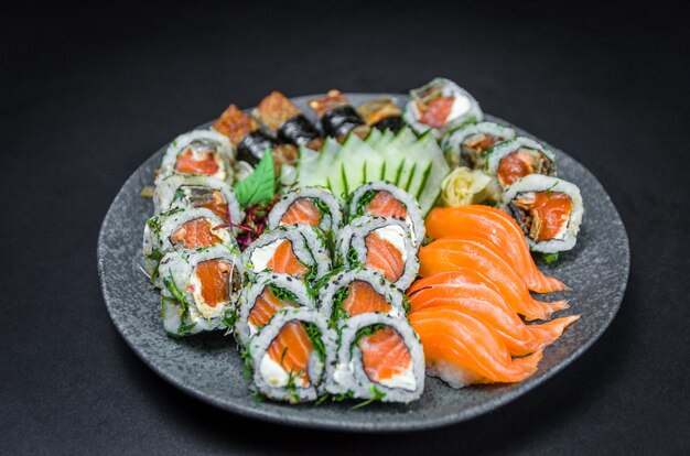 Sushi, cuisine japonaise traditionnelle. Plusieurs délicieux sushis sur l'assiette décorée,