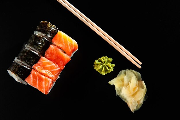 Sushi sur fond noir avec wasabi et imbe