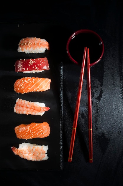 Sushi sur fond noir