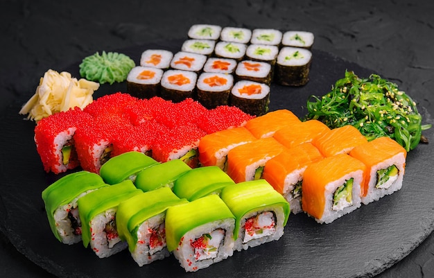 Sushi sur fond de pierre noire