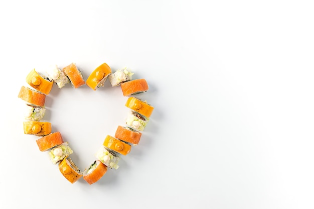 Sushi en forme de coeur sur fond blanc, Saint Valentin.
