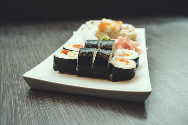 Sushi frais sur une assiette