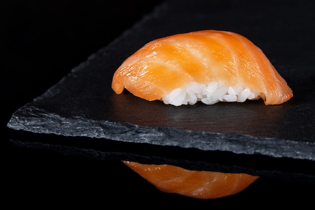 Sushi frais au saumon sur fond noir