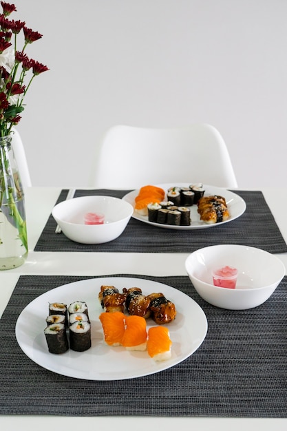 Sushi frais et rouleaux dans une assiette blanche. Dîner de sushi.