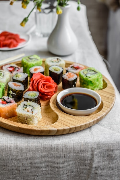 Sushi frais et savoureux sur fond sombre.