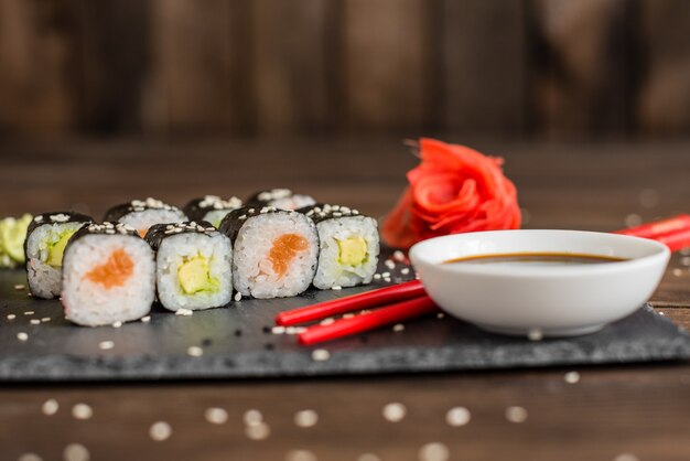 Sushi frais et savoureux sur fond sombre.