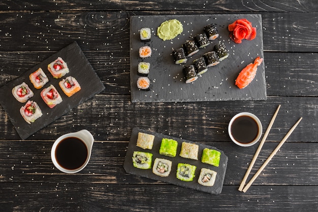 Sushi frais et savoureux sur fond sombre.