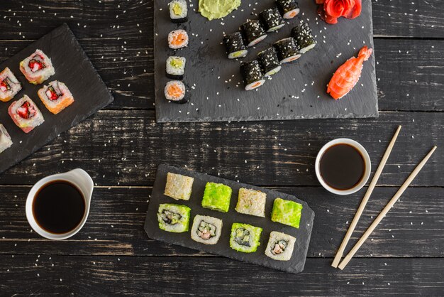 Sushi frais et savoureux sur fond sombre.