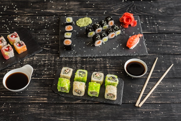 Sushi frais et savoureux sur fond sombre.