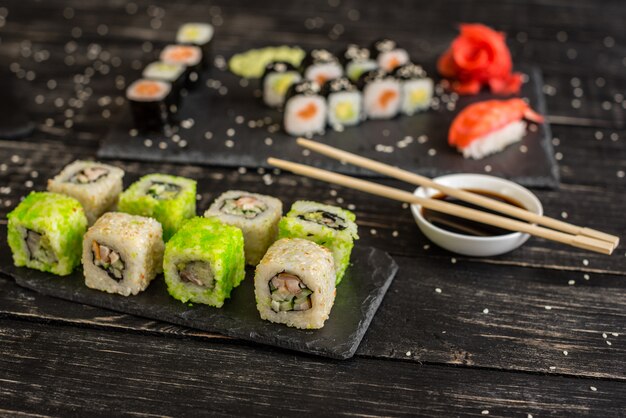 Sushi frais et savoureux sur fond sombre.