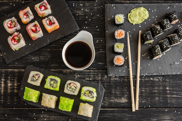 Sushi frais et savoureux sur fond sombre.